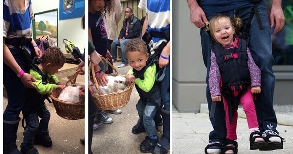 Une maman a créé un harnais d'un nouveau genre qui permet de faire marcher les enfants  paralysés !