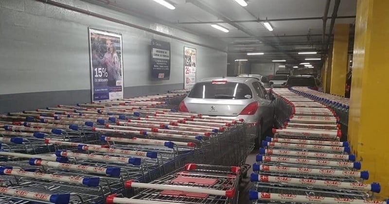 En Argentine, des employés d'un supermarché encerclent une voiture de chariots afin de donner une leçon à son propriétaire