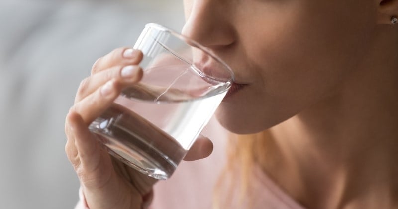 Boire un verre d'eau à jeun dès le réveil, pourquoi est-ce bon pour la santé ?