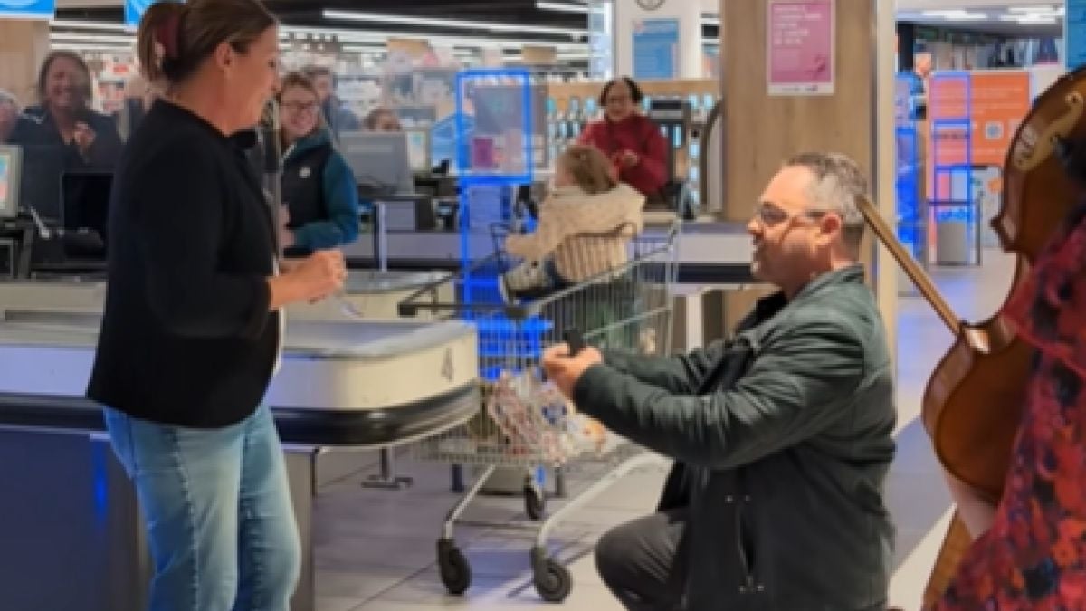 Il demande sa campagne en mariage devant sa caisse, au supermarché où elle travaille