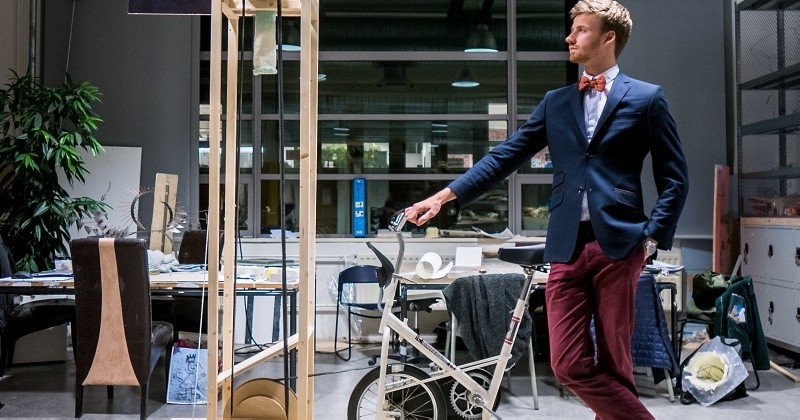 Grâce à ce vélo insolite, vous pouvez attendre votre train en gare tout en tricotant une écharpe
