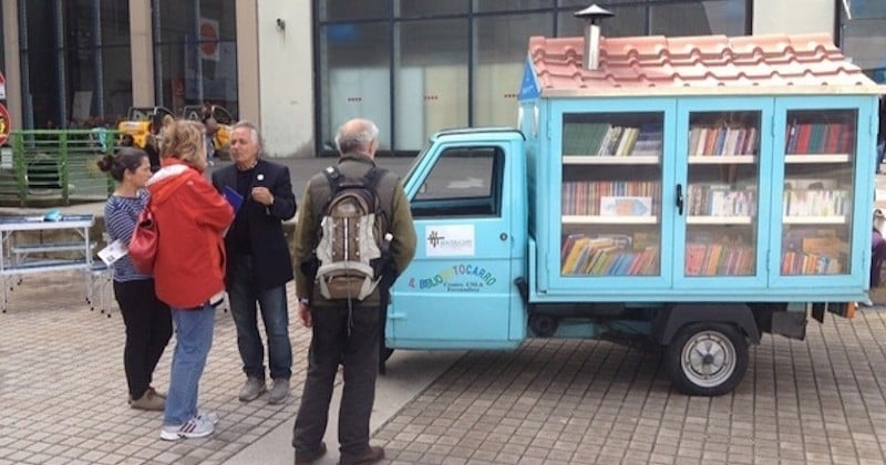 Pour sensibiliser les plus jeunes à la lecture, il parcourt l'Italie à bord d'un mini-camion transformé en librairie ambulante