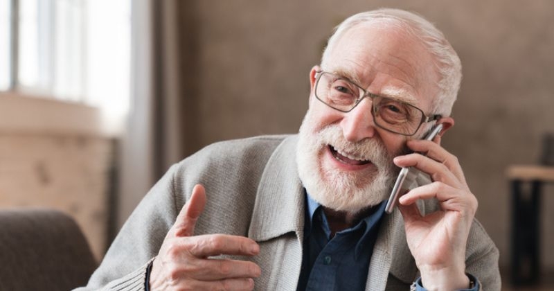 Pour se venger des démarcheurs au téléphone, ce retraité a trouvé la stratégie parfaite pour leur faire perdre leur temps