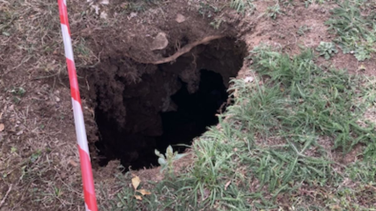 Sur le bord d'une route, une étrange cavité très profonde s'est formée toute seule