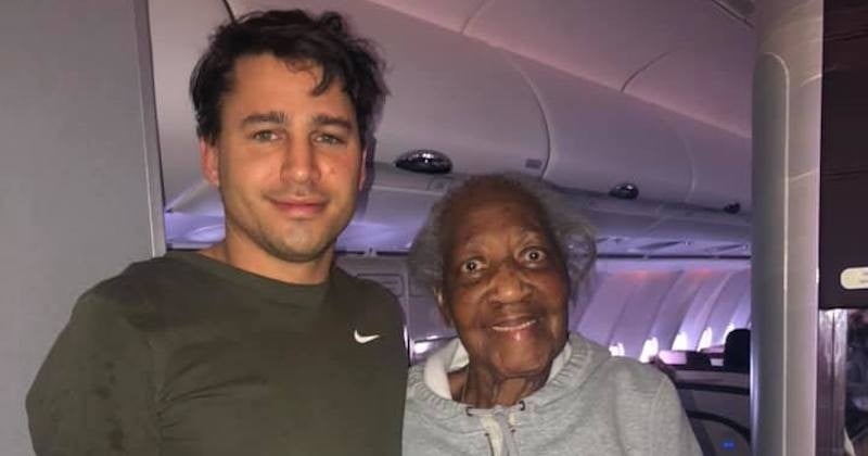 Un passager échange sa place dans l'avion avec une dame de 88 ans, lui offrant ainsi sa place en première classe	