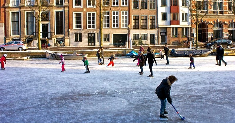 Amsterdam : la vague de froid a transformé les canaux en patinoire géante