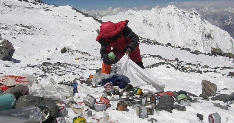 L'Everest est surnommée « la plus haute poubelle du monde » à cause des tonnes de déchets laissés par les alpinistes