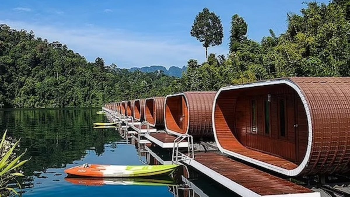 Thaïlande : cet hôtel flottant perdu au milieu d’un lac est à couper le souffle 