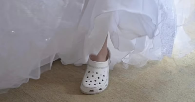 Une mariée et ses invités portent tous des Crocs le jour du mariage et attisent la haine des internautes