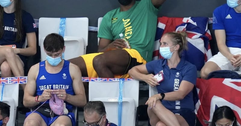 En pleine finale du plongeon féminin, le plongeur britannique Tom Daley tricote un pull pour chien