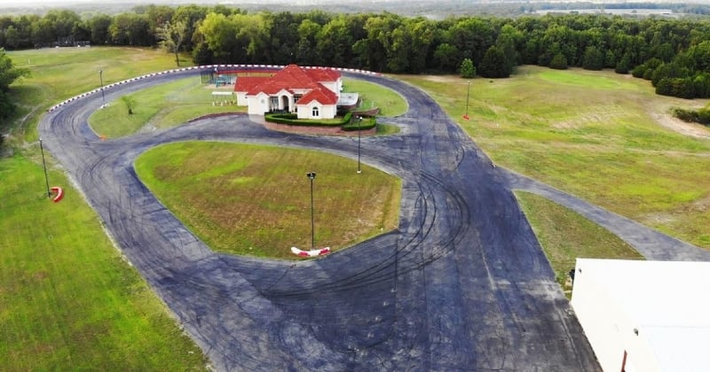 Sur Airbnb, cette villa dispose d'un circuit de karting pour des courses entre amis
