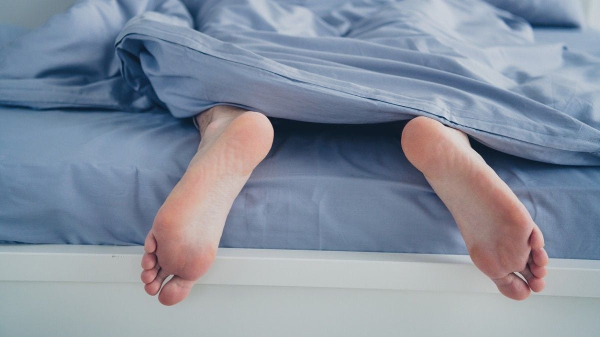 Est-il vraiment utile de dormir avec un pied en dehors de la couette ? 