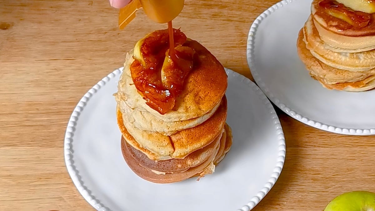 Des pancakes aux pommes pour un moment très gourmand ! Notre recette super facile à refaire chez vous en 10 minutes