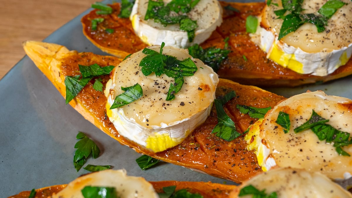 Des patates douces rôties au chèvre et au miel, ça vous tente ? C'est trop bon, vous ne pourrez pas y résister...