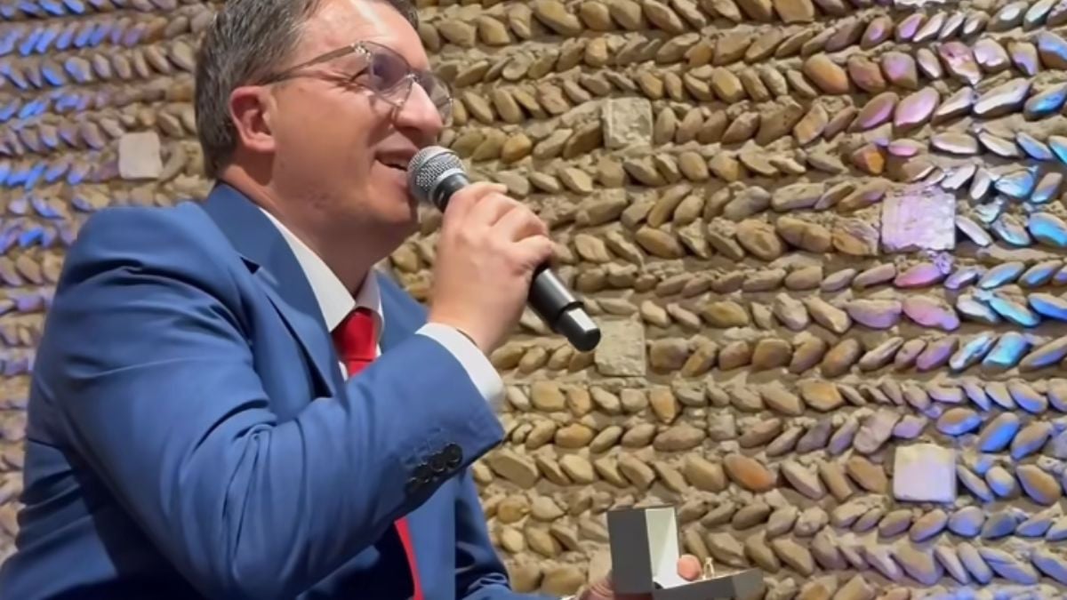 Frédéric Durand, élu nouveau maire d'Eyguières, faisant sa demande en mariage, le soir de sa victoire