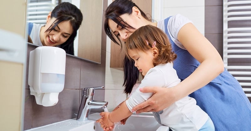 Une maman reçoit une avalanche de critiques car elle emmène son fils de 7 ans dans les toilettes pour femmes