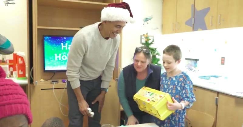 Barack Obama se mue en Père Noël dans un hôpital pour enfants