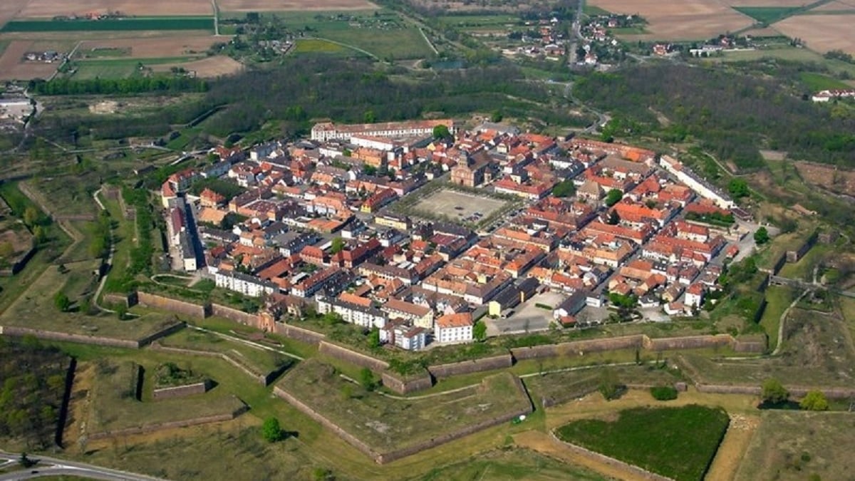 En Alsace, la commune de Neuf-Brisach impressionne par sa forme unique au monde