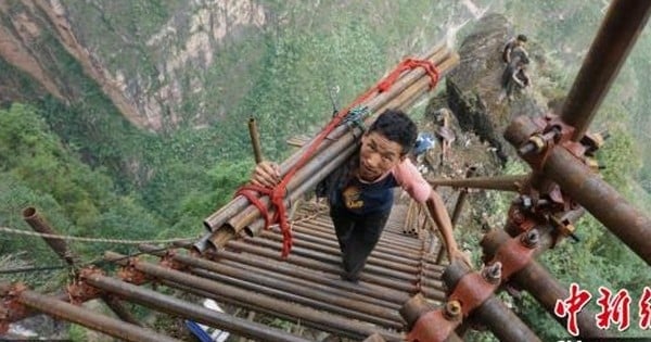 Pour vous rendre dans ce village en Chine, mieux vaut ne pas avoir le vertige... Perché tout au sommet d'une falaise abrupte, on y accède au moyens d'une échelle interminable !