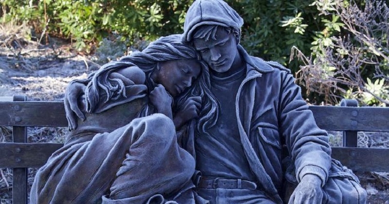 À Vancouver, une statue d'un couple recouvert de gel donne l'impression d'un dessin qui a pris vie