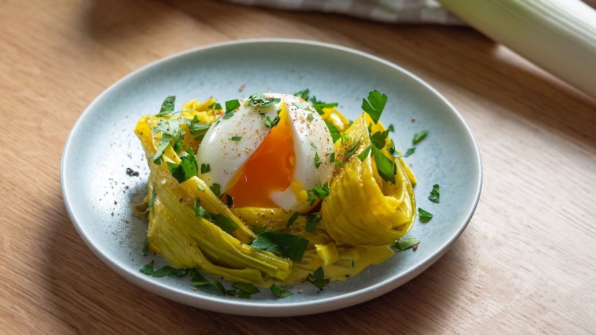 Servez ces tagliatelles de poireaux au curry avec un oeuf mollet pour impressionner vos invités !