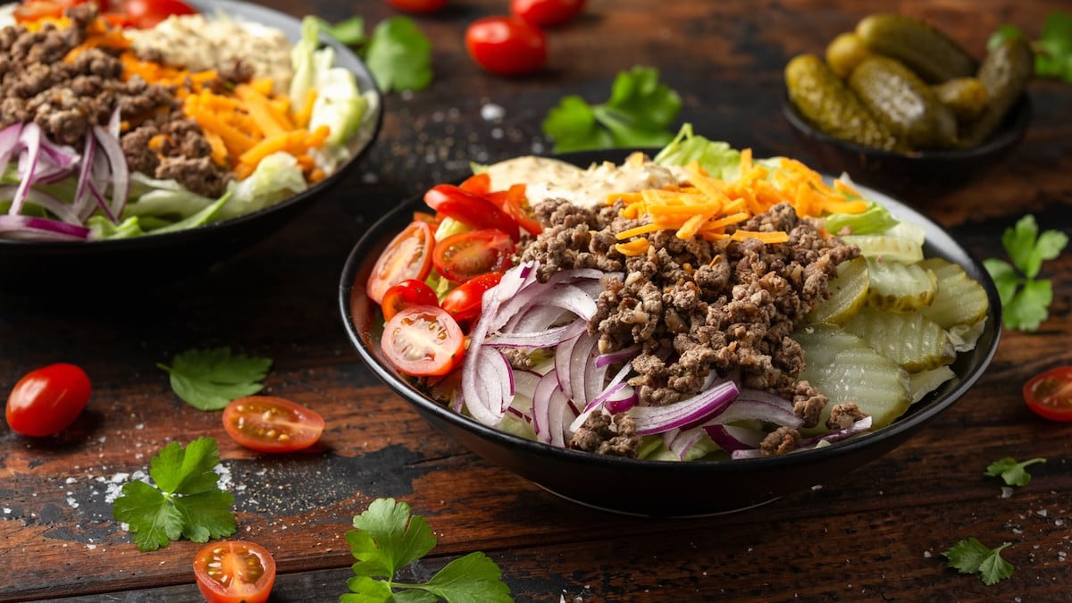 Le burger... mais sans pain : la recette tendance du moment à moins de 5 € 