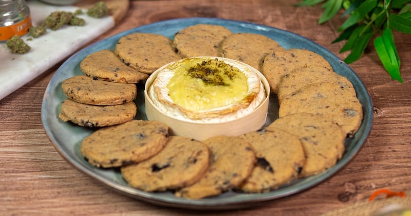 Plongez vos biscuits salés aux olives dans cette piscine de camembert au CBD !