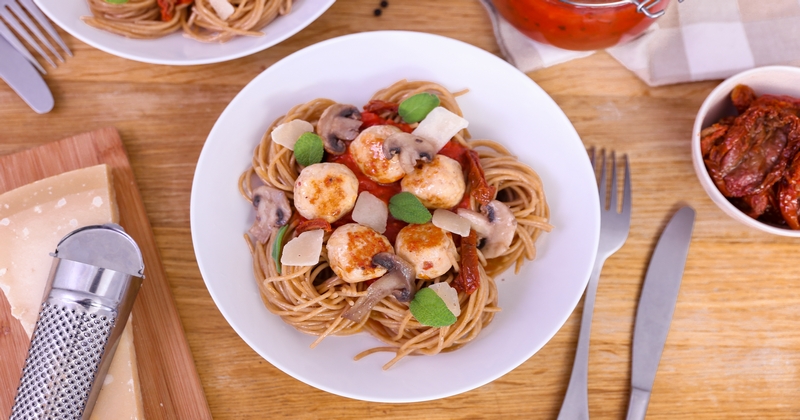 Réinventez votre plat de pâtes avec notre délicieuse recette de spaghettis aux boulettes de poulet !