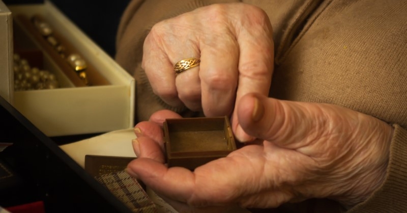 « C'est ce qui me fait vivre » : à 96 ans, elle travaille toujours comme antiquaire et vend ses objets dans le monde entier
