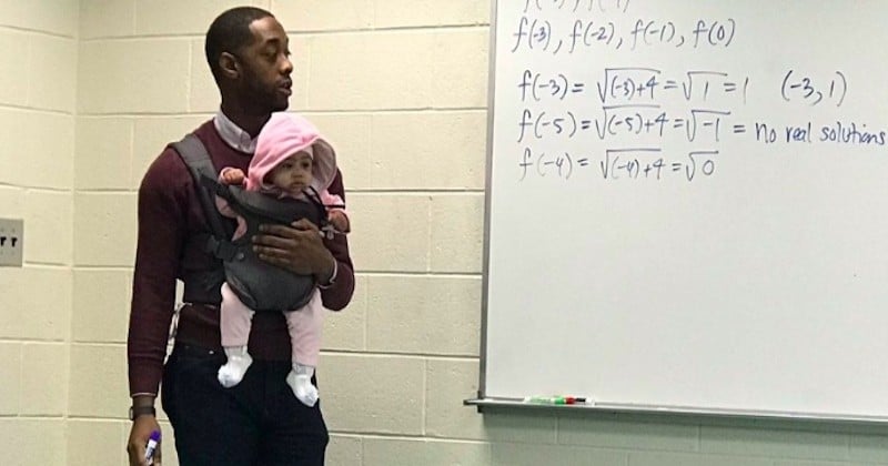 Ce prof joue les baby-sitters en plein cours afin de rendre service à l'un de ses élèves
