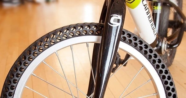 Un jour, peut-être, tous les pneus des vélos seront comme celui-ci : troués ! Une bénédiction technologique pour le porte-monnaie... et la planète