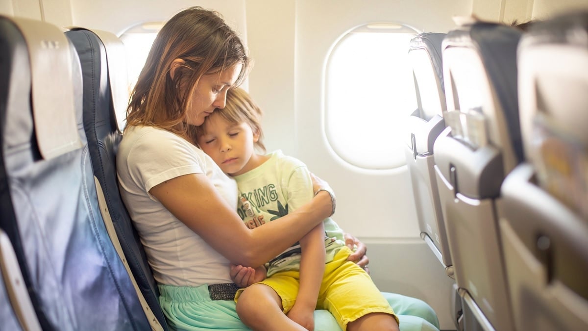 Elle refuse de céder son siège à une maman et son fils en avion, ils lui volent sa place pendant qu'elle est aux toilettes