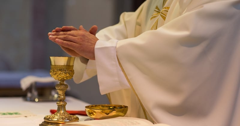 Il s'enferme dans une église et boit le vin de messe avant d'être retrouvé avec 3 g d'alcool dans le sang