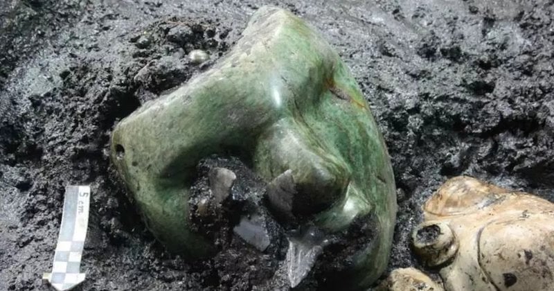 Un masque vert vieux de 2 000 ans, découvert dans une pyramide au Mexique, trouble les internautes