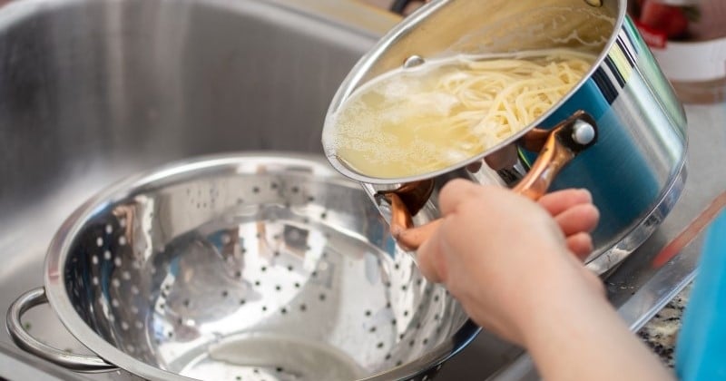6 astuces pour réutiliser l'eau des pâtes et éviter le gâchis