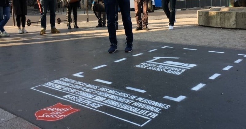 Paris : l'Armée du Salut dénonce la fin de la trêve hivernale en peignant des « places pour sans-abris » sur les trottoirs