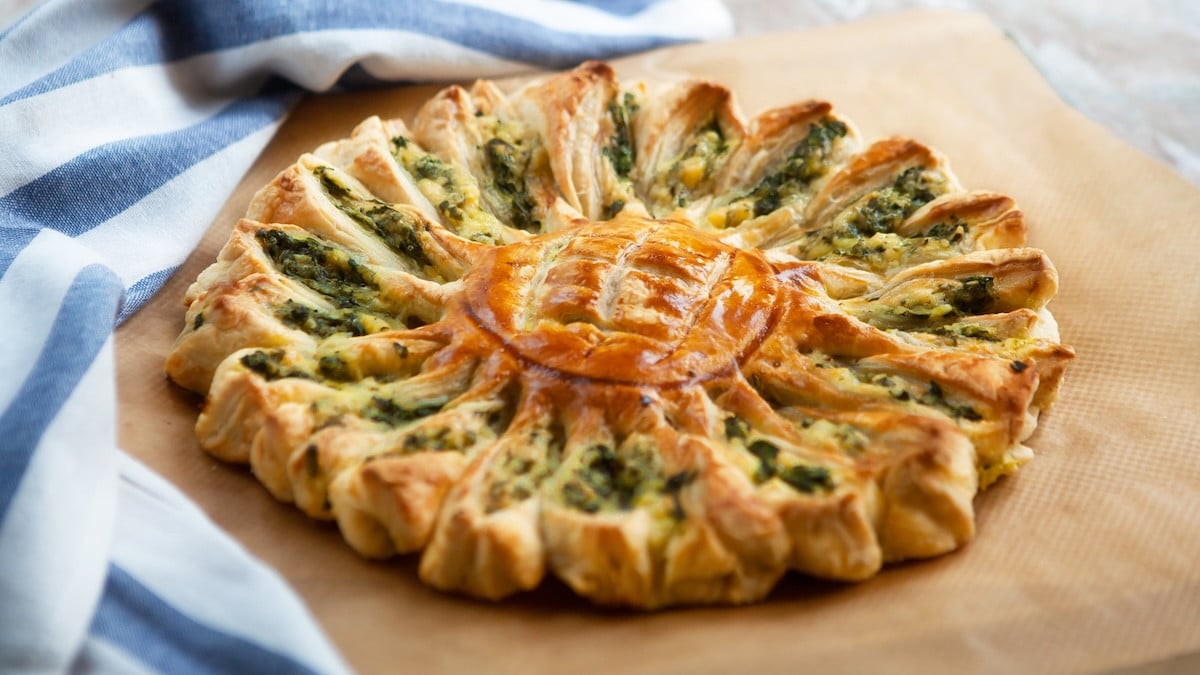tarte feuillet&eacute;e soleil au pesto