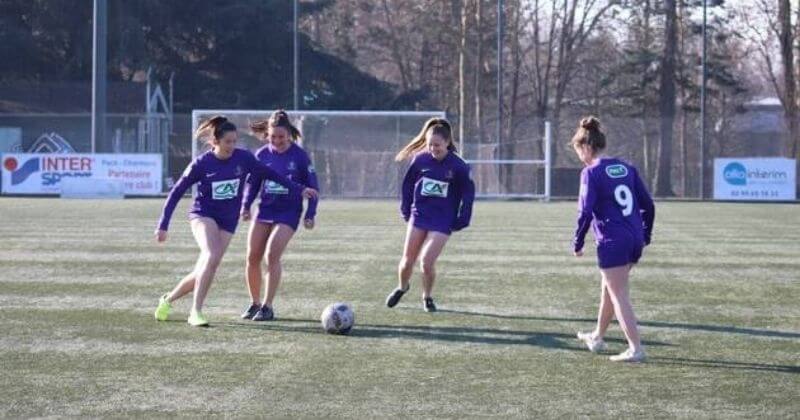 Privées de short par la fédération, ces footballeuses rennaises s'entraînent en... culotte