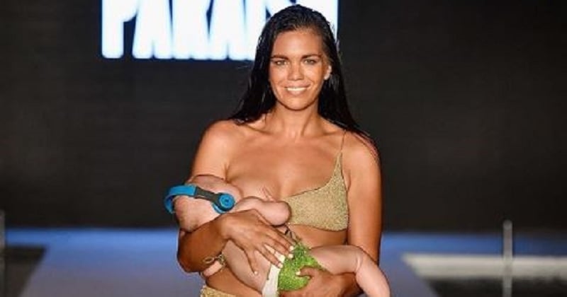 Elle a défilé tout en donnant le sein à son bébé pour normaliser l'allaitement en public