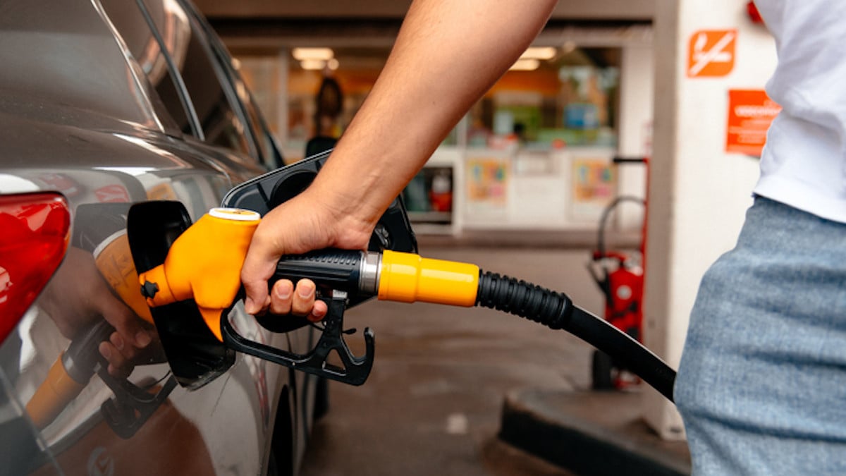 Un homme fait le plein d'essence