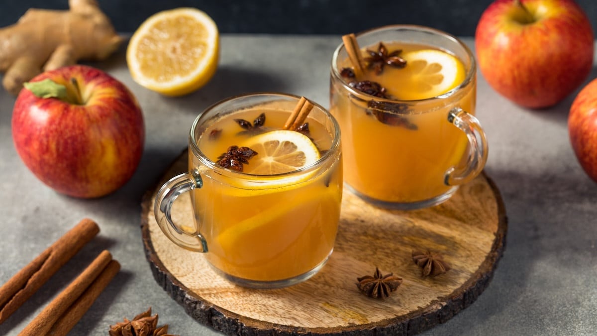 Le cocktail chaud d'hiver qui sent bon la pomme et la cannelle, une recette simple et originale pour 2 personnes