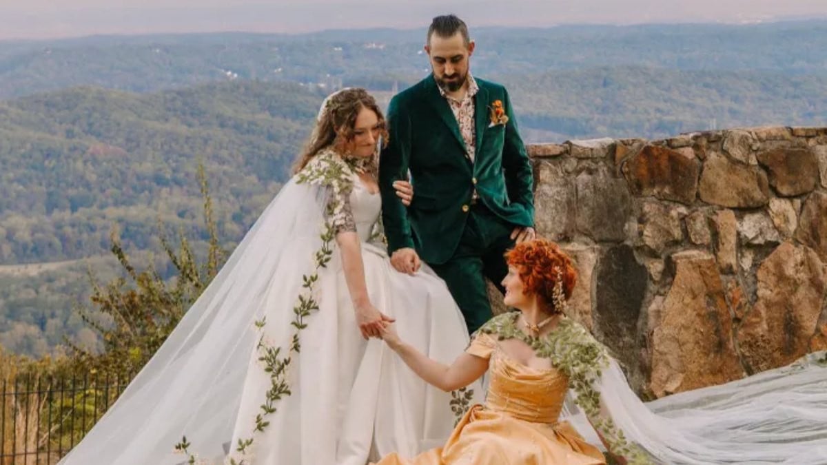 Fiancés, ils rencontrent une femme et décident de se marier tous les trois 