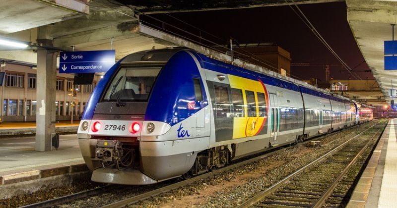 Le conducteur du TER étant absent, ce passager prend les commandes du train et le conduit à destination