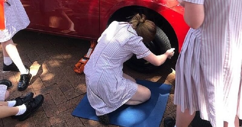 En apprenant la mécanique aux jeunes filles, cette école australienne souhaite en faire des femmes indépendantes