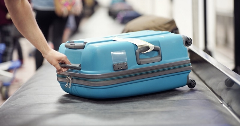 Il équipe sa valise d'une petite caméra pour découvrir son parcours jusqu'à la soute de l'avion