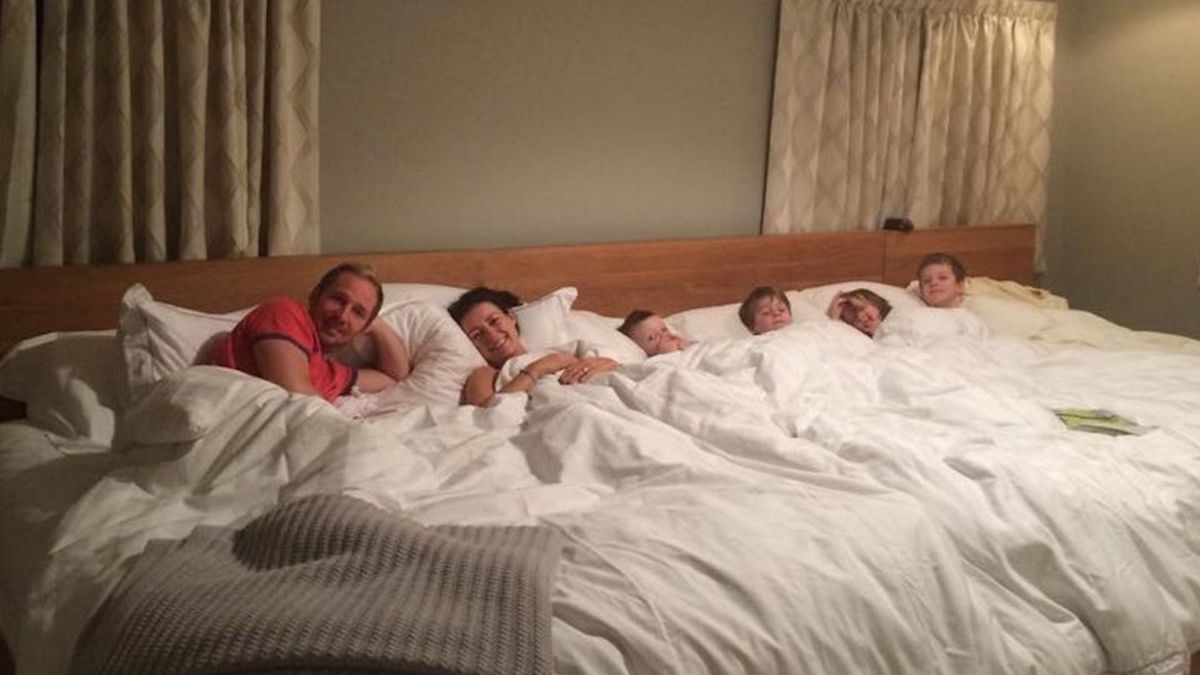 Ces parents dorment avec leurs 4 enfants dans un lit géant et ça ne plaît pas à tout le monde