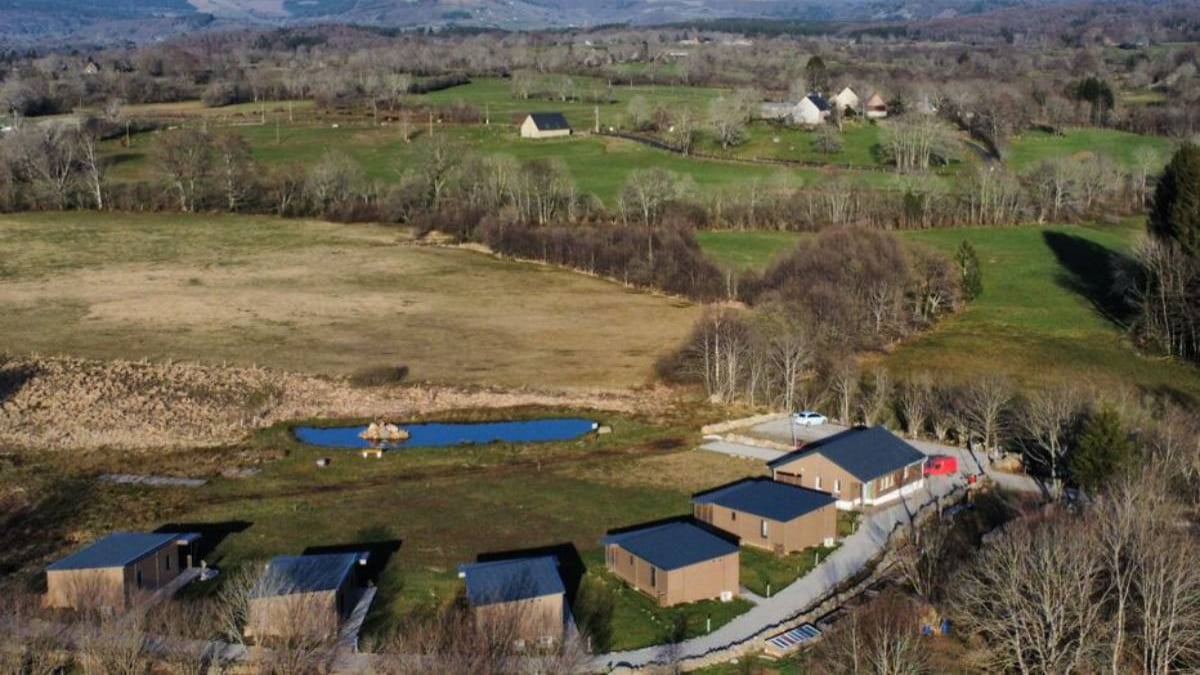 Chalets face au sommet du Sancy