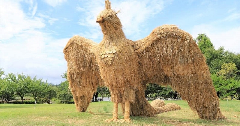 Des animaux géants faits de paille envahissent les plaines japonaises lors du Wara Art Festival