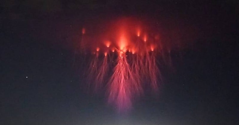 Un scientifique a photographié des sprites rouges dans le ciel du Texas, un phénomène naturel lumineux impressionnant