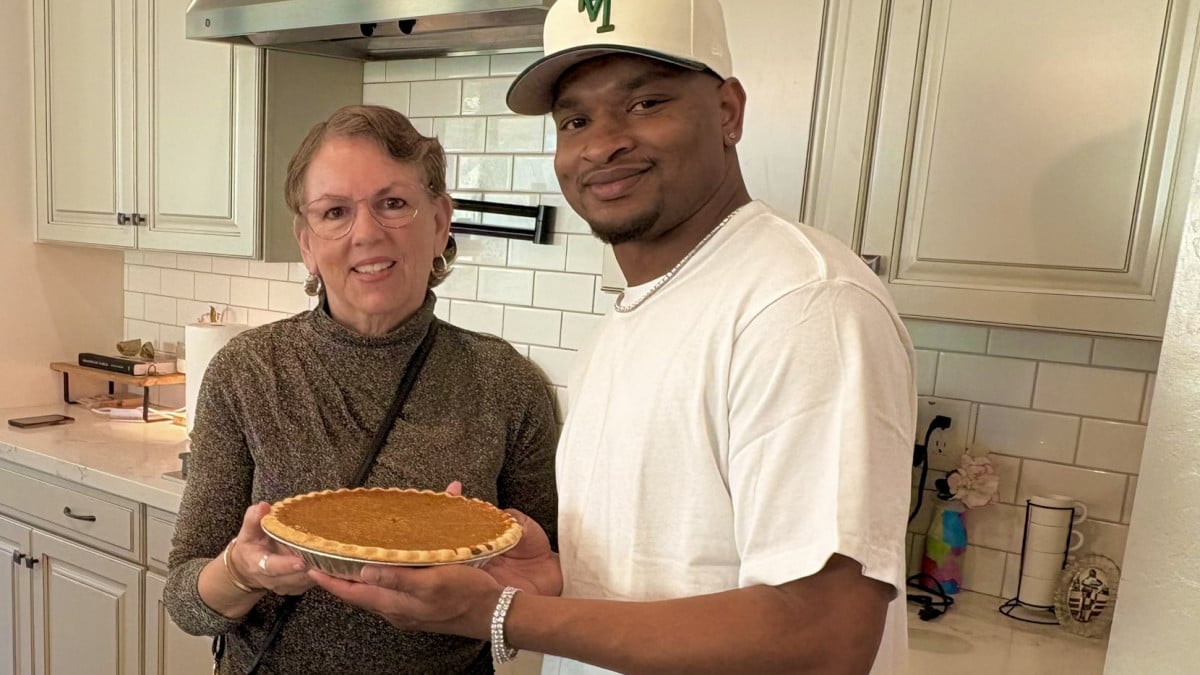 Elle invite par erreur un inconnu à Thanksgiving, ils se retrouvent chaque année depuis 10 ans